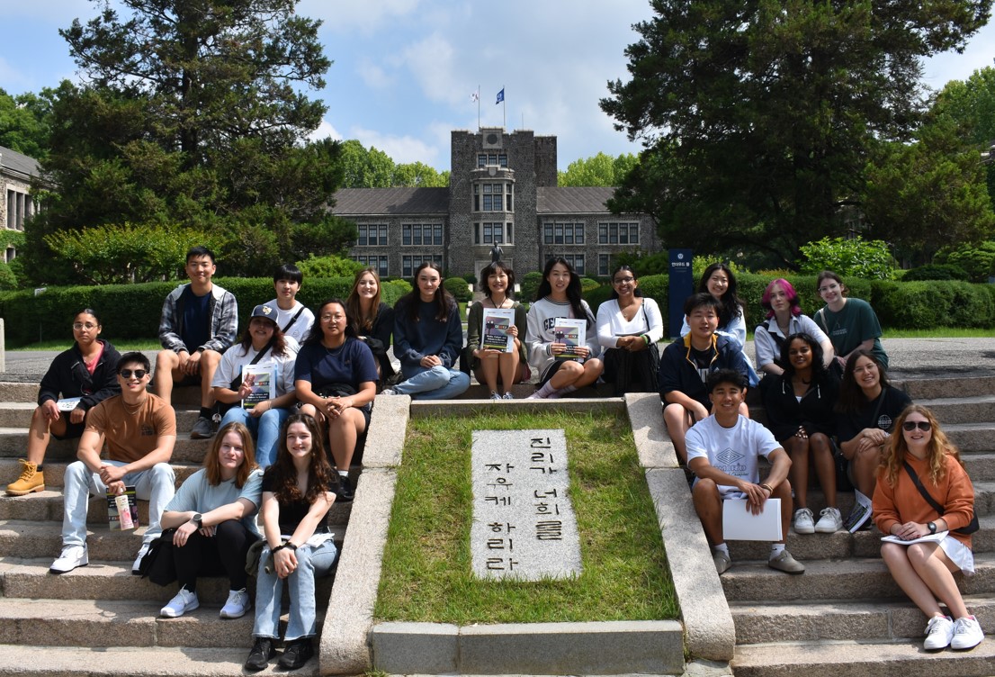 Students on Korean study abroad posing in front of landmark.