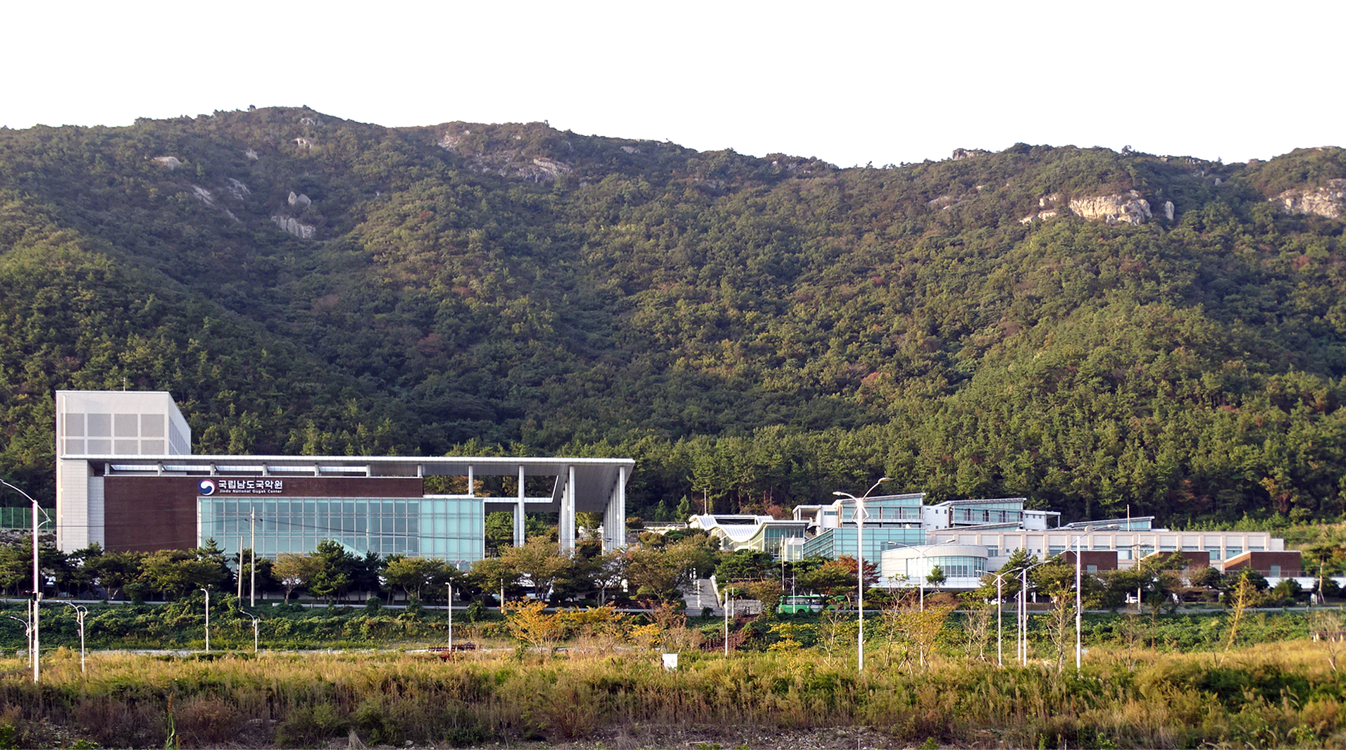 Jindo National Gugak Center located on the hillside of Yeoguisan in Sangman-ri (village), lmhoe-myeon (township), opened in July 2004, has facilities for various performance-related programs, gugak (music of Korea) training, and gugak research.